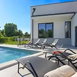 Vila Navi *